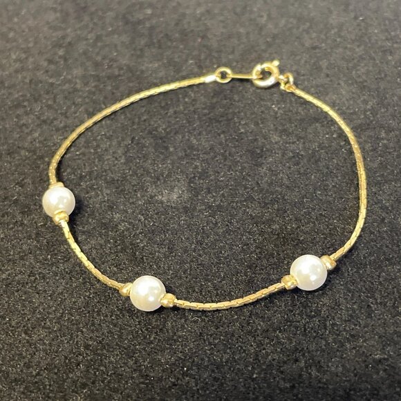 Gold Tone Bracelet with 3 Faux Pearls Elegant 7 inch Lobster Clasp - Picture 2 of 7